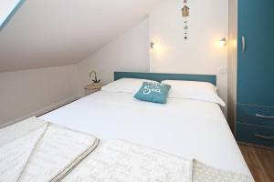 Postel nebo postele na pokoji v ubytování Apartments Silvija Cubranic