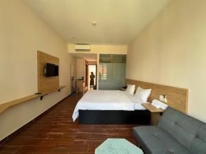 un dormitorio con una cama y un sofá en Happy Hotel Here, en Nha Trang 19 fotos más