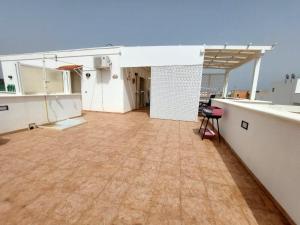 una stanza vuota con pavimento in legno in un edificio di Bellissimo attico a 70 mt dalla spiaggia a Torre Pali
