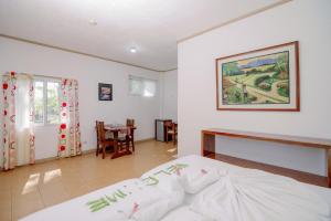 Un pat sau paturi într-o cameră la Polaris Beach and Dive Resort Inc