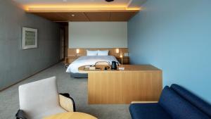 Postel nebo postele na pokoji v ubytování HOTEL AO Kanazawa