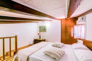 a bedroom with a large white bed in a room at Elvira - Apartment Bungalow - MPolo in Medulin