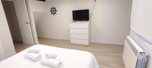 Łóżko lub łóżka w pokoju w obiekcie Apartamentos-Bermeo