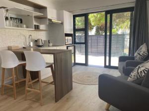 una cucina e un soggiorno con tavolo e sedie di Zonnekus Guesthouse a Città del Capo Altre 19 foto