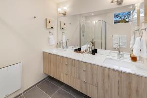 un bagno con due lavandini e un grande specchio di Perch - Metro Malden a Seattle Altre 18 foto