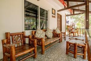 O zonă de relaxare la Polaris Beach and Dive Resort Inc