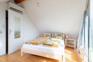 Letto o letti in una camera di Apartments Sopherl - by myNests
