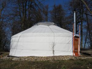 duży biały namiot siedzący na polu w obiekcie Dobogókő Jurtaszállás w mieście Dobogókő