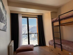 Ένα ή περισσότερα κρεβάτια σε δωμάτιο στο Luxury duplex with mountain views, new gudauri +14 φωτογραφίες