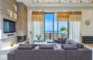 TV a/nebo společenská místnost v ubytování Modern Interior Villa