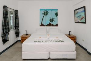 Un pat sau paturi într-o cameră la Polaris Beach and Dive Resort Inc