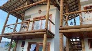 ein Gebäude mit einer Holztreppe an der Seite in der Unterkunft Bangalô Aconchegante - Praia Dulé ES in Guarapari + 3 Fotos