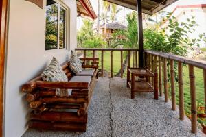 Un balcon sau o terasă la Polaris Beach and Dive Resort Inc