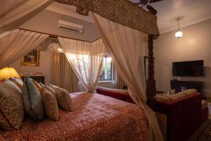 1 dormitorio con cama con dosel y TV en Srinivas The Royal Residence, Jaipur, en Jaipur 37 fotos más