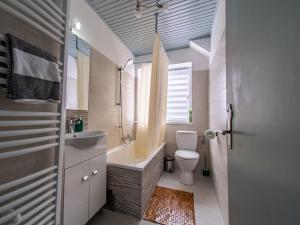 łazienka z toaletą, wanną i umywalką w obiekcie ERZHAUS Apartments w mieście Eisenerz