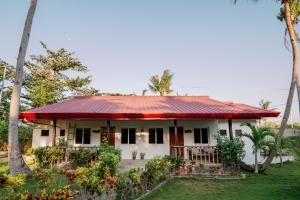 O grădină în afara Polaris Beach and Dive Resort Inc
