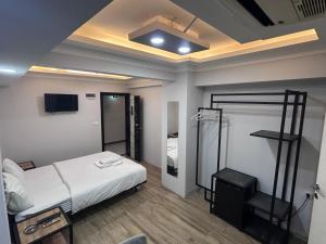 Postel nebo postele na pokoji v ubytování biglife hotel