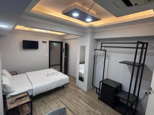 Postel nebo postele na pokoji v ubytování biglife hotel
