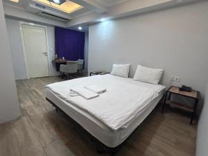 Postel nebo postele na pokoji v ubytování biglife hotel