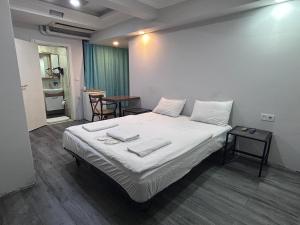 Postel nebo postele na pokoji v ubytování biglife hotel