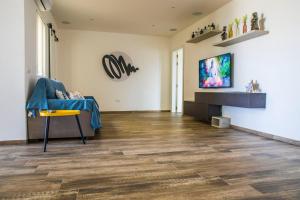 Μια τηλεόραση ή/και κέντρο ψυχαγωγίας στο Cosy & Central Penthouse in Victoria