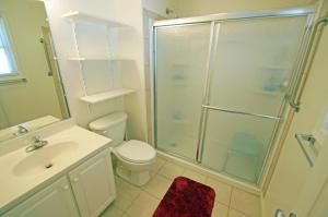 une salle de bains avec douche, toilettes et lavabo dans l'établissement KD2035- The JPC Fisher, à Kill Devil Hills 17 autres photos