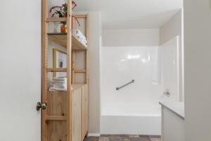 Ένα μπάνιο στο Perch - Whidbey Gathering Place +74 φωτογραφίες
