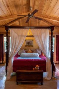 1 dormitorio con cama con dosel y techo en Srinivas The Royal Residence, Jaipur, en Jaipur