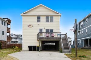 斩魔山KD1105- Feels So Wright的一座白色的大房子,设有通往房子的楼梯