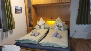 une chambre avec un lit avec deux oreillers dessus dans l'établissement Ferienwohnung Osser Woid, à Lohberg