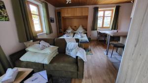 un salon avec un canapé et une table dans l'établissement Ferienwohnung Osser Woid, à Lohberg