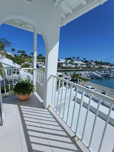 balcón con vistas al puerto deportivo en tee coco marine, en Saint-François