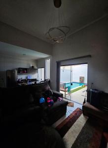 ein Wohnzimmer mit Sofa und Meerblick in der Unterkunft Casa do Valença alugue no airbn in Tatuí