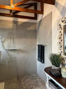 Μια τηλεόραση ή/και κέντρο ψυχαγωγίας στο Guest suite in leafy Morningside