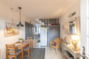 une cuisine et une salle à manger avec une table et des chaises dans l'établissement Maisonnette de charme Bord Ardèche, à Lanas 27 autres photos
