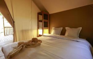 ein Bett mit einem Handtuch darüber in der Unterkunft Domaine Résidentiel de Plein Air Les Demoiselles in Saint-Hilaire-de-Riez