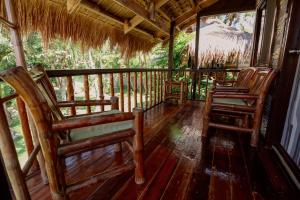 Un balcon sau o terasă la Polaris Beach and Dive Resort Inc
