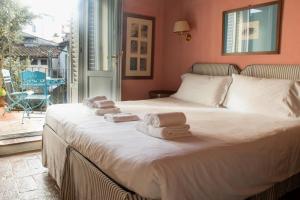 une chambre avec un lit avec des serviettes dessus dans l'établissement Antica Dimora Firenze, à Florence
