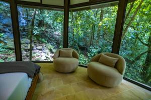 Vrt pred nastanitvijo The Nest Unique Jungle Retreat