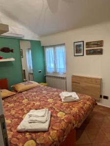 A bed or beds in a room at Nice House Near Park and Sea