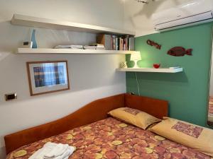 A bed or beds in a room at Nice House Near Park and Sea