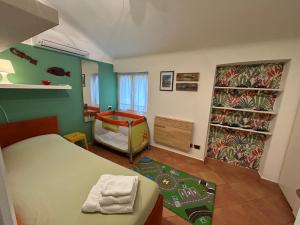 A bed or beds in a room at Nice House Near Park and Sea