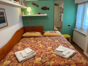 A bed or beds in a room at Nice House Near Park and Sea