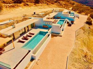 Bazén v ubytování ANESSIS Villas and Suites nebo v jeho okolí