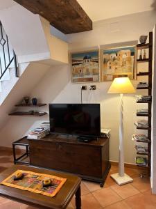 A television and/or entertainment centre at Nice House Near Park and Sea