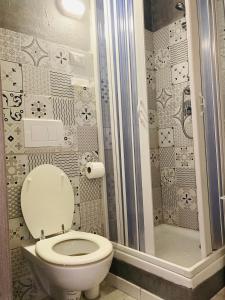 アルゲーロにあるVALVERDE CENTRAL Studio Flatのトイレとシャワー付きのバスルーム