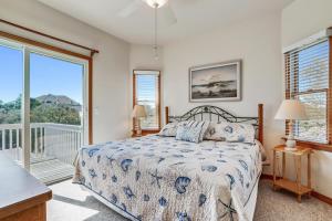 une chambre avec un lit et une grande fenêtre dans l'établissement WH1088- Dreamers View, à Corolla 36 autres photos