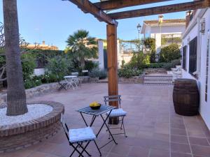 Μπαλκόνι ή βεράντα στο The Lemon Grove House - large private garden, private pool - perfect for families