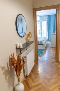 Postel nebo postele na pokoji v ubytování Cukurcuma 2br Apt Stylish Interior