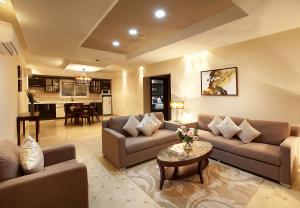 リヤドにあるIntour Qurtobaのソファ2つとテーブルのあるリビングルーム